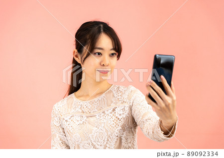 自撮りする若い女性 自撮りする若い女性 89092334
