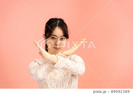 ダメサインをする若い女性 ダメサインをする若い女性 89092389