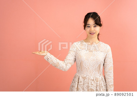 紹介をする若い女性 紹介をする若い女性 89092501