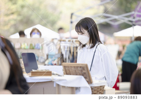 マルシェで買い物をするマスク姿の若い女性 マルシェで買い物をするマスク姿の若い女性 89093883