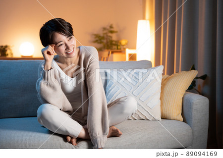 夜に家でリラックスする女性 夜に家でリラックスする女性 89094169