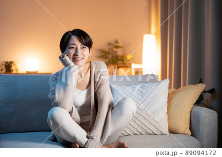 夜に家でリラックスする女性 夜に家でリラックスする女性 89094172