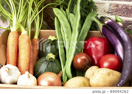 Cardboard box full of fresh vegetables. Vegan food. Healthy food Cardboard box full of fresh vegetables. Vegan food. Healthy food 89094262