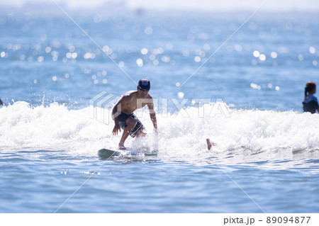 湘南の海でサーフィンをする男性 89094877