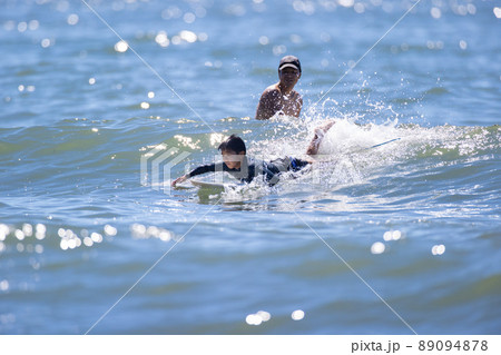 湘南の海でサーフィンをする親子 89094878
