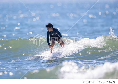 湘南の海でサーフィンをする少年 89094879