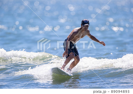 湘南の海でサーフィンをする男性 89094893