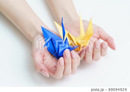 折り鶴を持つ女性の手元 折り鶴を持つ女性の手元 89094929