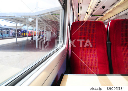 英国・ロンドンからソールズベリー行きの電車内 英国・ロンドンからソールズベリー行きの電車内 89095584