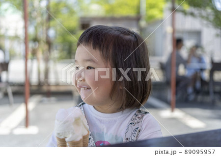 暑い日にアイスを食べる可愛い幼児 89095957