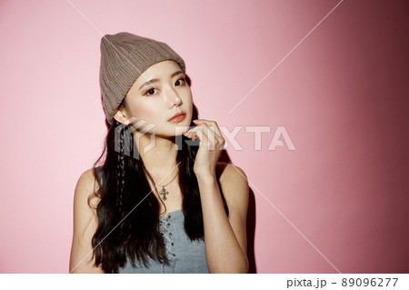 ストリートファッションをした若い女性のクールなポートレート ストリートファッションをした若い女性のクールなポートレート 89096277