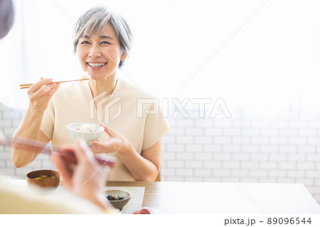 食事をする夫婦 89096544