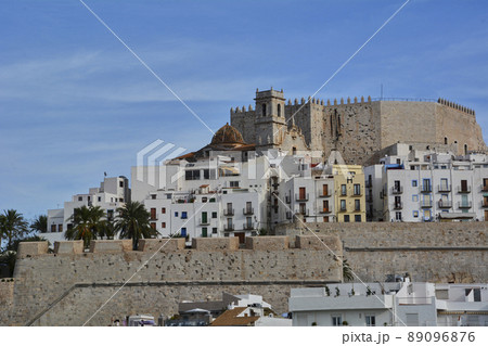 Picturesque castle on the seashore, summer's day 89096876