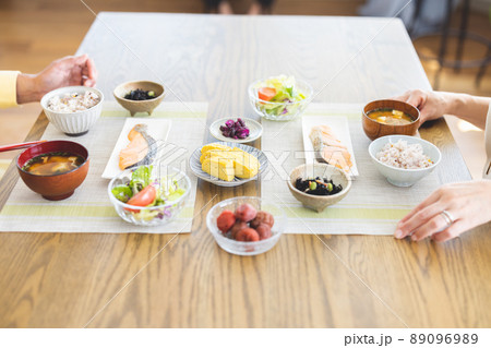 食事をする夫婦 食事をする夫婦 89096989