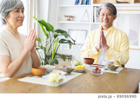 食事をする夫婦 食事をする夫婦 89096990