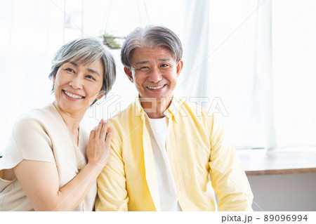 寄り添う夫婦 89096994