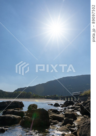 日南海岸の快晴で青空が広がる宮崎県日南市山王の隈谷川橋梁を走るJR九州ローカル線日南線キハ40 89097502