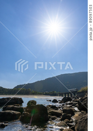 日南海岸の快晴で青空が広がる宮崎県日南市山王の隈谷川橋梁を走るJR九州ローカル線日南線キハ40 89097503