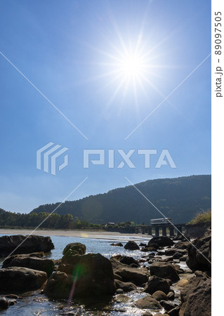 日南海岸の快晴で青空が広がる宮崎県日南市山王の隈谷川橋梁を走るJR九州ローカル線日南線キハ40 89097505