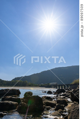 日南海岸の快晴で青空が広がる宮崎県日南市山王の隈谷川橋梁を走るJR九州ローカル線日南線キハ40 89097509