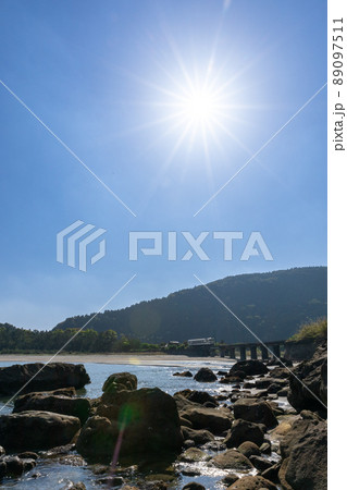 日南海岸の快晴で青空が広がる宮崎県日南市山王の隈谷川橋梁を走るJR九州ローカル線日南線キハ40 89097511