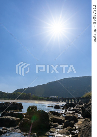 日南海岸の快晴で青空が広がる宮崎県日南市山王の隈谷川橋梁を走るJR九州ローカル線日南線キハ40 89097512