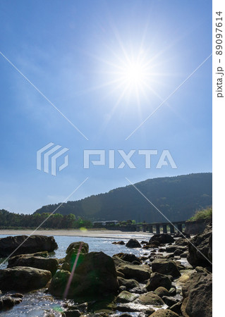 日南海岸の快晴で青空が広がる宮崎県日南市山王の隈谷川橋梁を走るJR九州ローカル線日南線キハ40 89097614