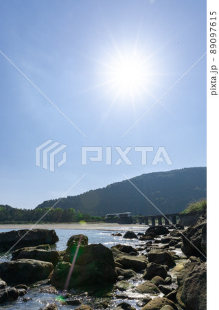 日南海岸の快晴で青空が広がる宮崎県日南市山王の隈谷川橋梁を走るJR九州ローカル線日南線キハ40 日南海岸の快晴で青空が広がる宮崎県日南市山王の隈谷川橋梁を走るJR九州ローカル線日南線キハ40 89097615