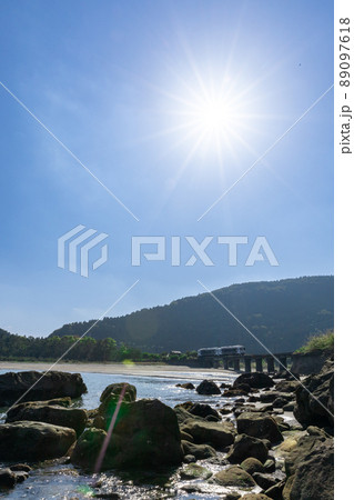 日南海岸の快晴で青空が広がる宮崎県日南市山王の隈谷川橋梁を走るJR九州ローカル線日南線キハ40 89097618