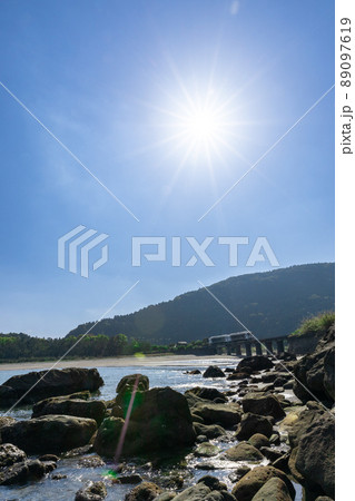 日南海岸の快晴で青空が広がる宮崎県日南市山王の隈谷川橋梁を走るJR九州ローカル線日南線キハ40 日南海岸の快晴で青空が広がる宮崎県日南市山王の隈谷川橋梁を走るJR九州ローカル線日南線キハ40 89097619
