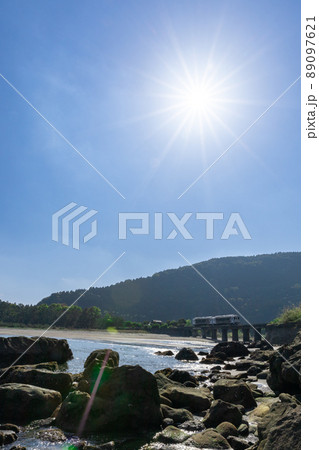 日南海岸の快晴で青空が広がる宮崎県日南市山王の隈谷川橋梁を走るJR九州ローカル線日南線キハ40 89097621