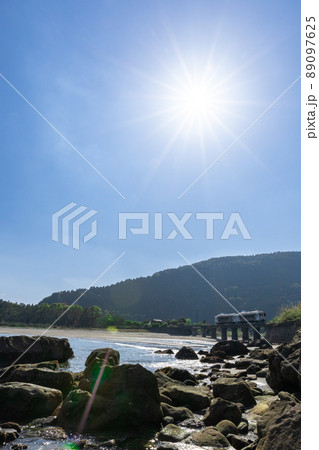 日南海岸の快晴で青空が広がる宮崎県日南市山王の隈谷川橋梁を走るJR九州ローカル線日南線キハ40 日南海岸の快晴で青空が広がる宮崎県日南市山王の隈谷川橋梁を走るJR九州ローカル線日南線キハ40 89097625