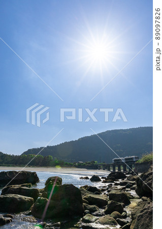 日南海岸の快晴で青空が広がる宮崎県日南市山王の隈谷川橋梁を走るJR九州日南線ローカル特急海幸山幸 89097826