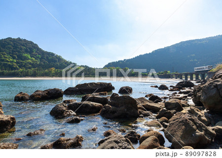 日南海岸の快晴で青空が広がる宮崎県日南市山王の隈谷川橋梁を走るJR九州ローカル線日南線キハ40 89097828