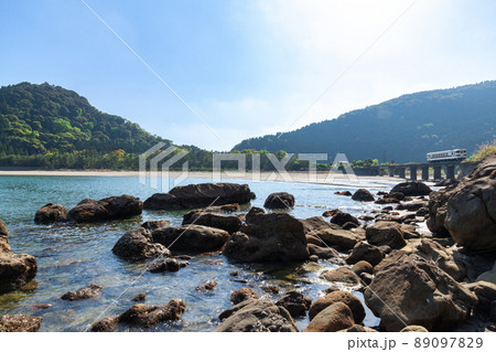 日南海岸の快晴で青空が広がる宮崎県日南市山王の隈谷川橋梁を走るJR九州ローカル線日南線キハ40 日南海岸の快晴で青空が広がる宮崎県日南市山王の隈谷川橋梁を走るJR九州ローカル線日南線キハ40 89097829