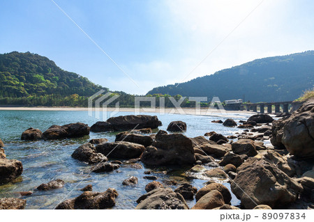 日南海岸の快晴で青空が広がる宮崎県日南市山王の隈谷川橋梁を走るJR九州ローカル線日南線キハ40 日南海岸の快晴で青空が広がる宮崎県日南市山王の隈谷川橋梁を走るJR九州ローカル線日南線キハ40 89097834