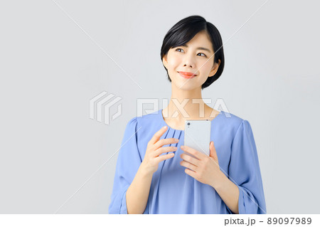 スマホを操作するビジネスウーマンのバストアップ 89097989