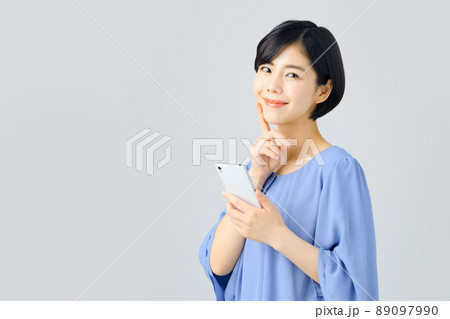 スマホを操作するビジネスウーマンのバストアップ 89097990