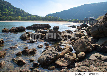 日南海岸の快晴で青空が広がる宮崎県日南市山王の隈谷川橋梁を走るJR九州日南線ローカル特急海幸山幸 89098003