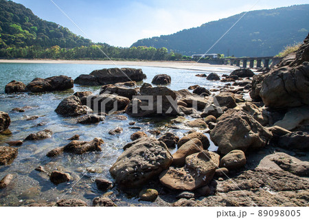 日南海岸の快晴で青空が広がる宮崎県日南市山王の隈谷川橋梁を走るJR九州日南線ローカル特急海幸山幸 89098005