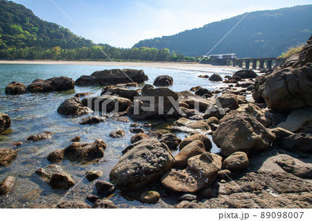 日南海岸の快晴で青空が広がる宮崎県日南市山王の隈谷川橋梁を走るJR九州日南線ローカル特急海幸山幸 89098007
