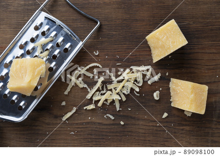 Heap of grated parmesan 89098100