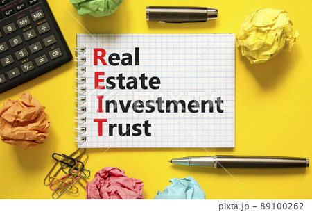 REIT real estate investment trust symbol. Concept words REIT real estate investment trust on note on beautiful yellow background. Black calculator. Business REIT real estate investment trust concept. REIT real estate investment trust symbol. Concept words REIT real estate investment trust on note on beautiful yellow background. Black calculator. Business REIT real estate investment trust concept. 89100262
