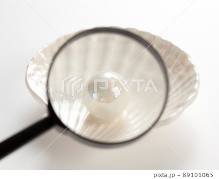 pearl under magnifying glass 89101065