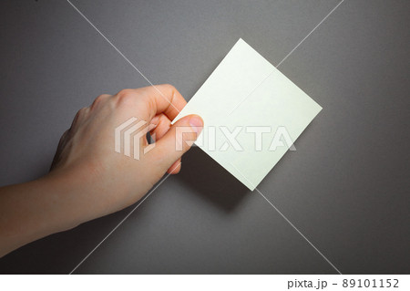 hand hold a sticky paper hand hold a sticky paper 89101152