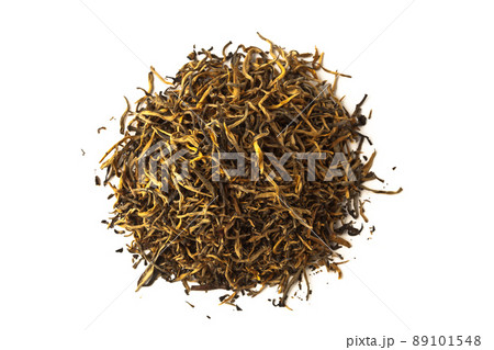 pile of raw chinese tea isolated on white 89101548