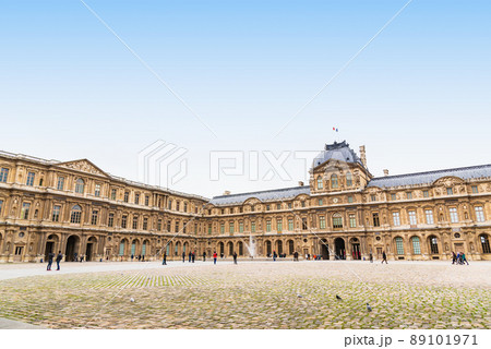パリ　ルーヴル美術館 89101971