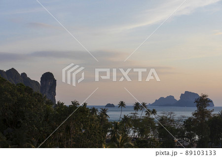 タイのリゾート地クラビの海の景色 89103133