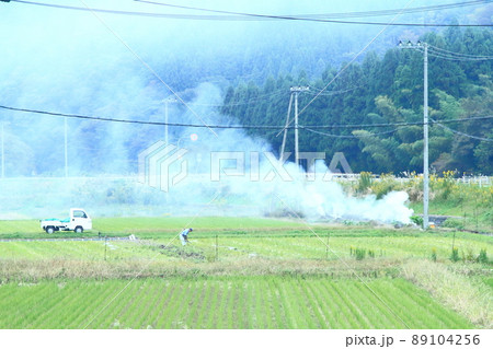煙たなびく野焼き 89104256