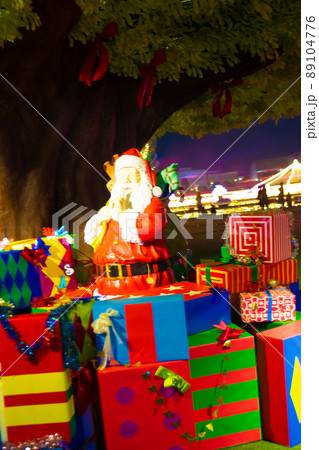 東京都大井競馬場のイルミネーション　サンタさんとプレゼント 89104776
